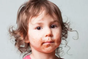 Mała dziewczynka z brudną twarzą od czekolady