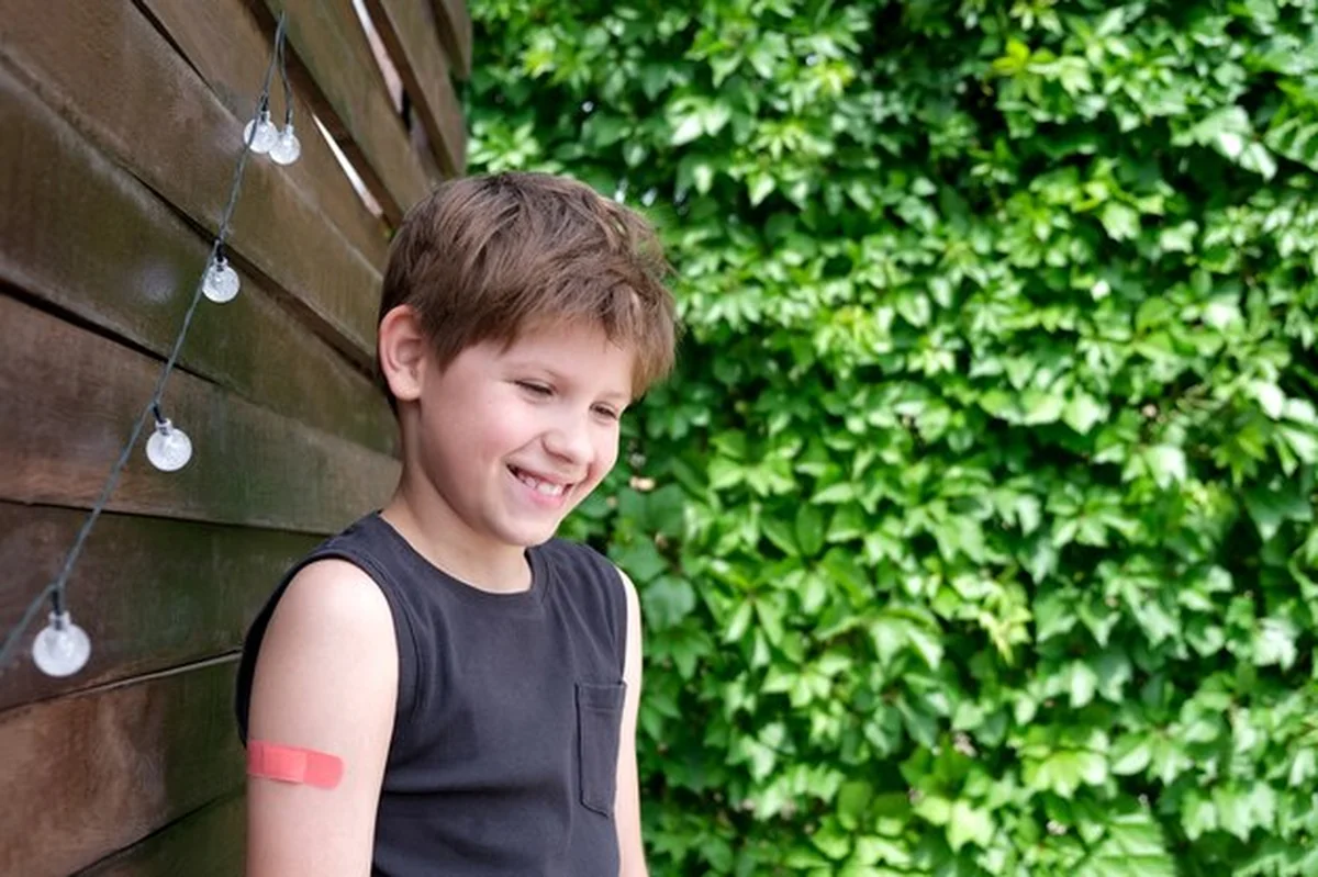 Chłopiec zaszczepiony przeciwko Covid-19 Sputnik-V