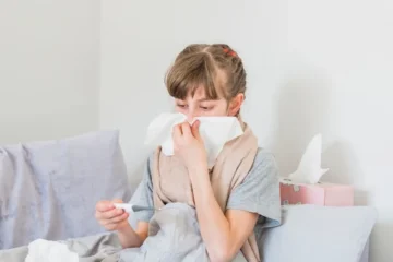 Chora dziewczyna dmuchająca nos