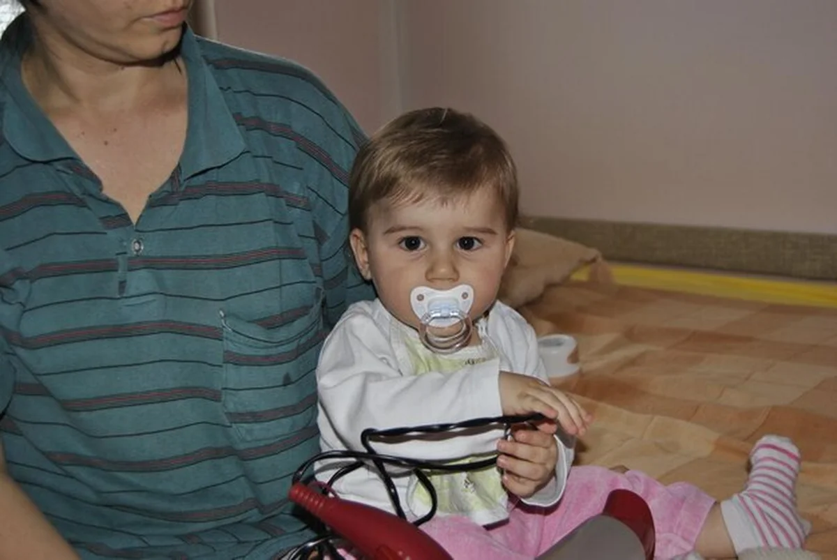 Portret chłopca z ojcem w łóżku