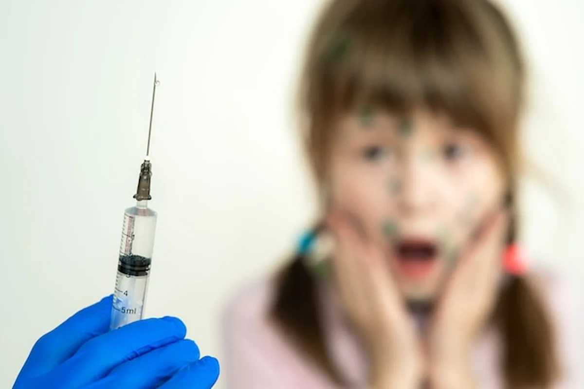 Lekarz przygotowuje zastrzyk szczepionki dla dziecka