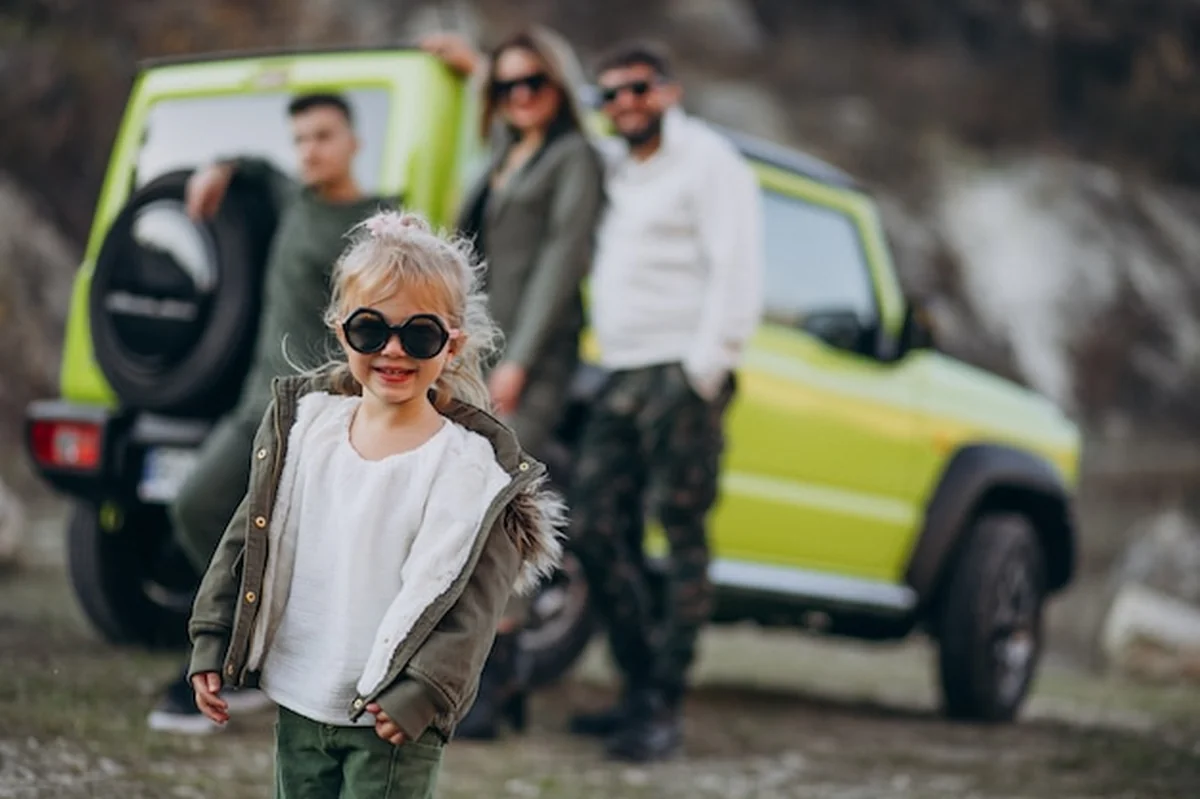 Młoda rodzina zatrzymała się w parku podczas podróży samochodem