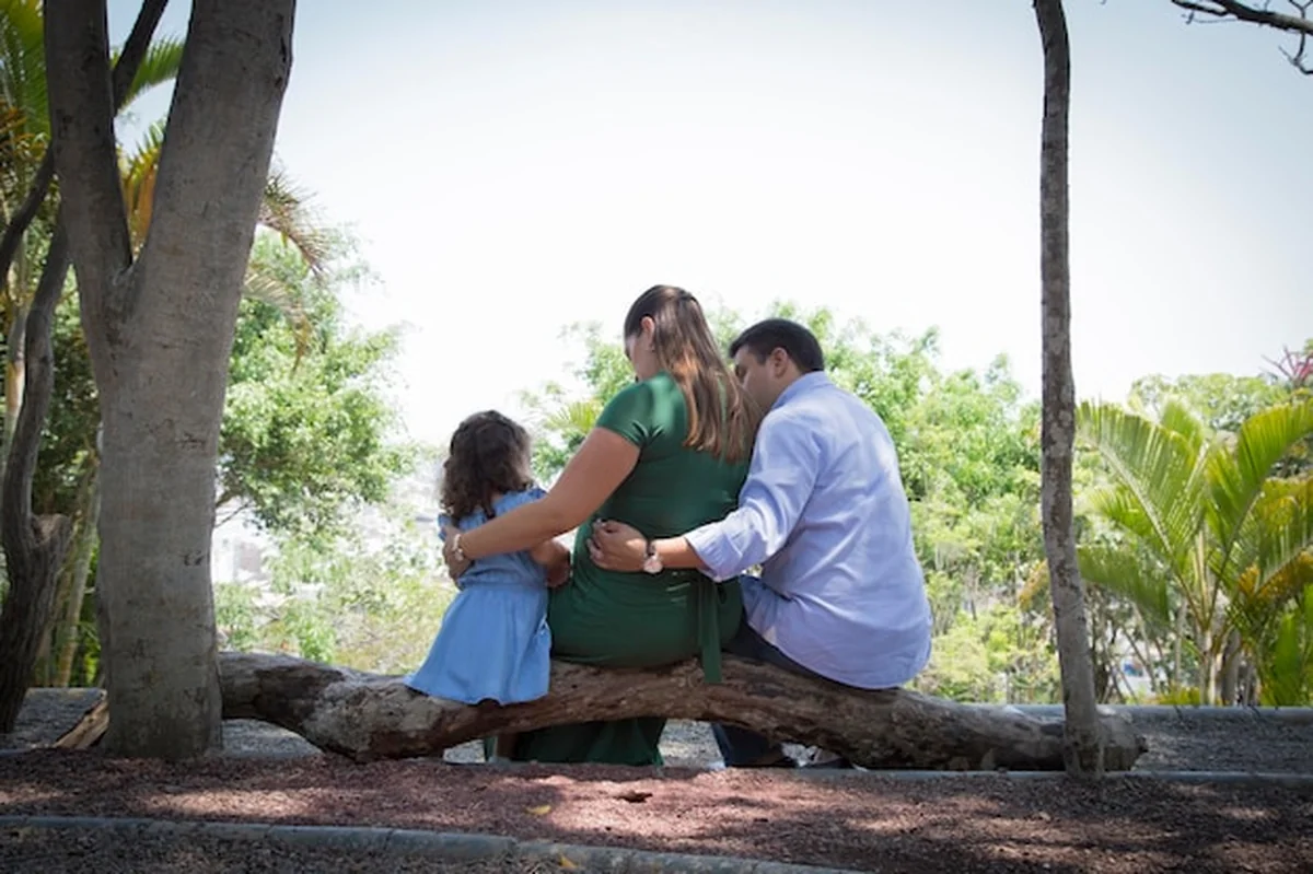 Rodzina siedząca z tyłem do kamery w parku w Limie, Peru