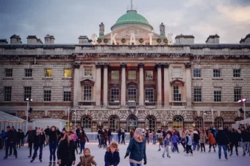 Turyści przed budynkiem