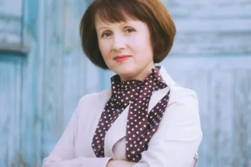 Dojrzała kobieta przy ścianie