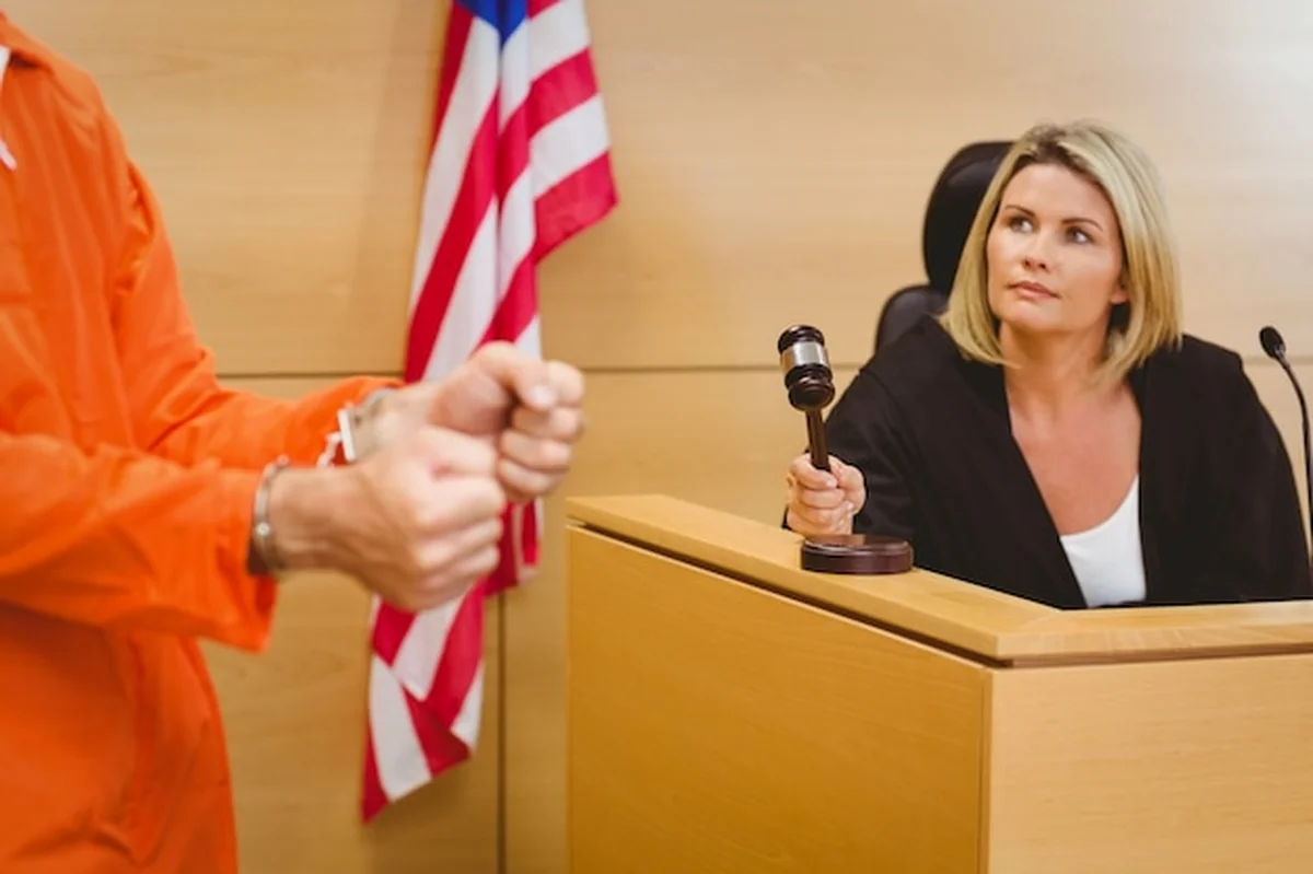 Sędzia uderza młotkiem w klocek