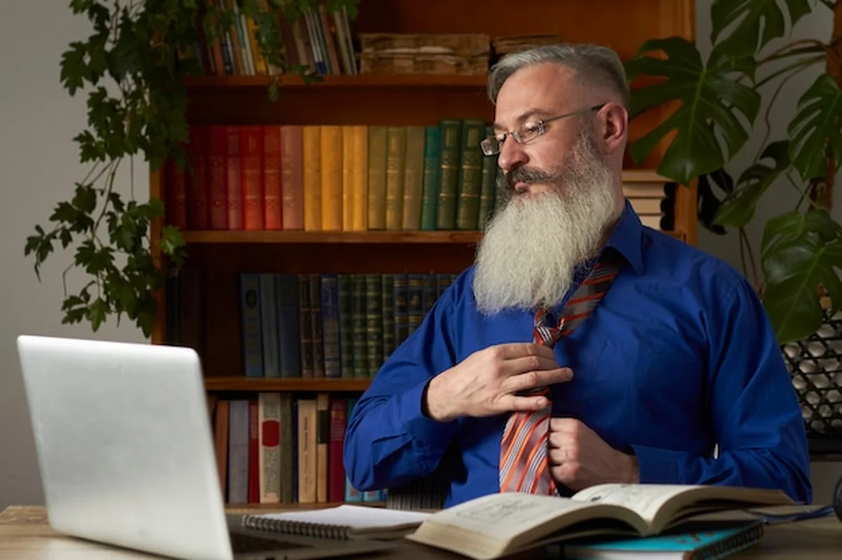 Dojrzały brodaty mężczyzna przygotowuje się do szkolenia online