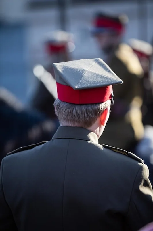 Polski żołnierz stoi na straży podczas uroczystości rocznicy odzyskania niepodległości