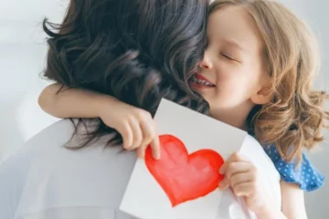 Matka i córka trzymające serce na ramieniu