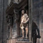 Marmurowa rzeźba św. Bartłomieja w katedrze Duomo w Mediolanie