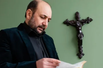 Religijny mężczyzna trzymający świętą księgę