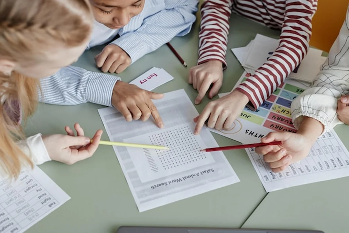 Dzieci pracujące nad zadaniem w grupie