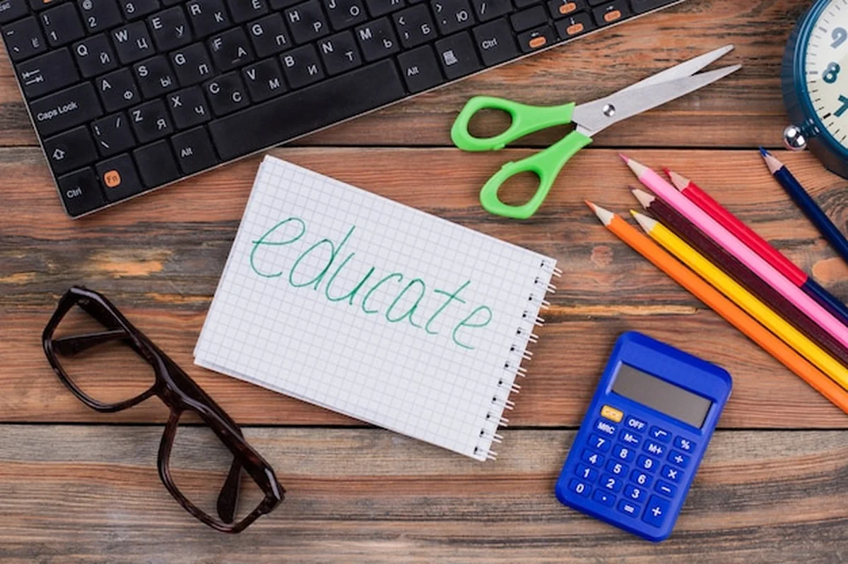 Akcesoria edukacyjne na drewnianym biurku