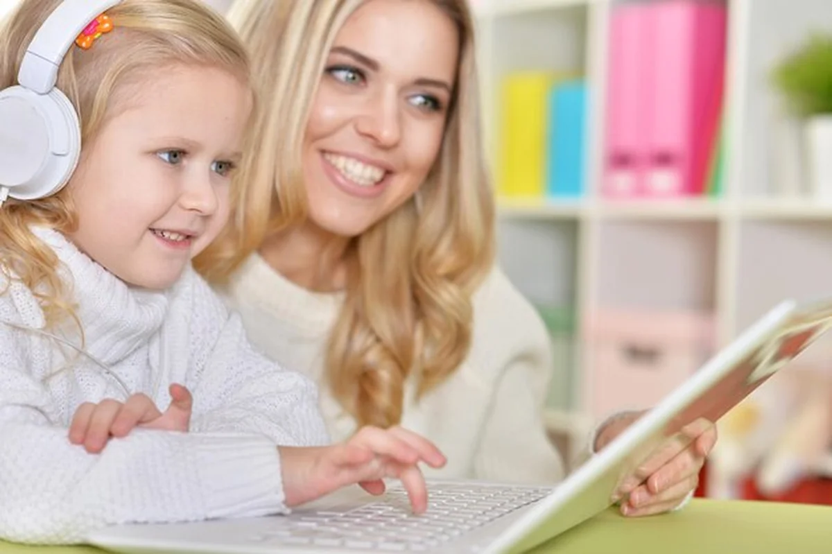 Matka z córeczką korzystająca z laptopa