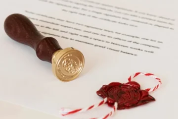 Certyfikat z woskową pieczęcią na wysokim widoku