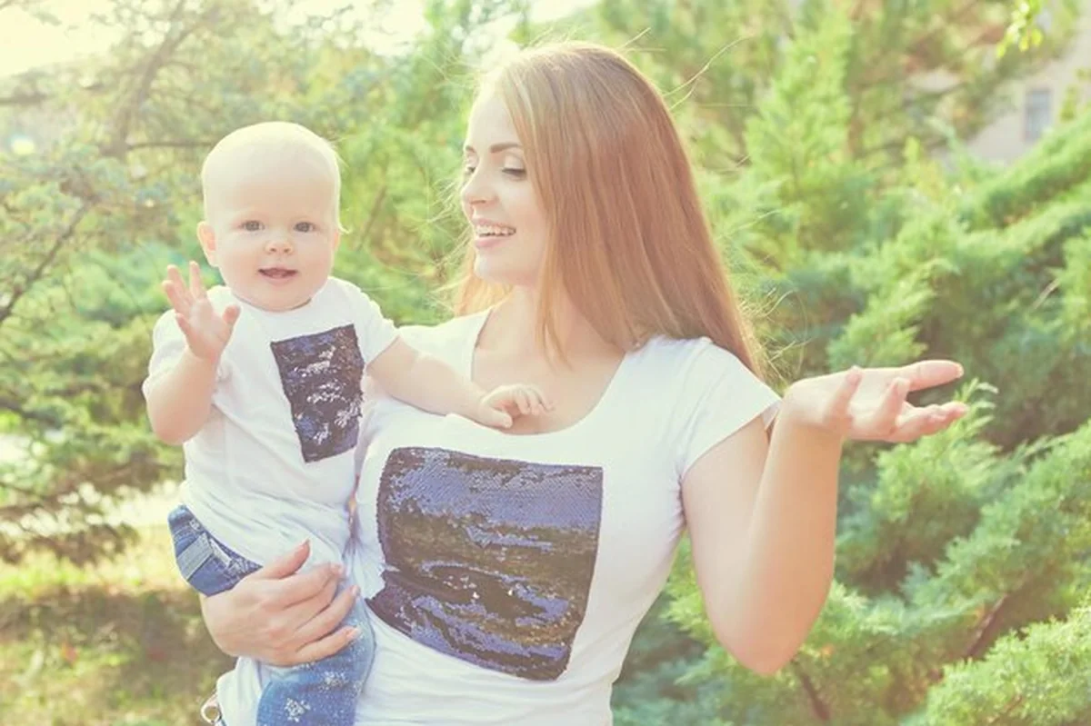 Szczęśliwa matka z dzieckiem - piękna relacja matczyńska