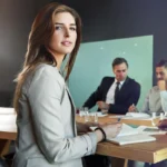 Spotkanie biznesowej kobiety w biurze z zespołem prawnym do przeglądu sprawy sądowej i planowania rozstrzygnięć