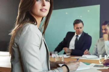 Spotkanie biznesowej kobiety w biurze z zespołem prawnym do przeglądu sprawy sądowej i planowania rozstrzygnięć