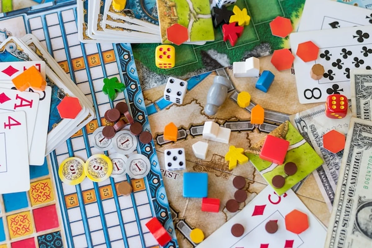 Gry planszowe, monety, rachunki, kości i karty