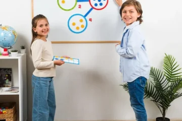 Dzieci uczą się matematyki na tablicy w klasie za pomocą diagramu Venna