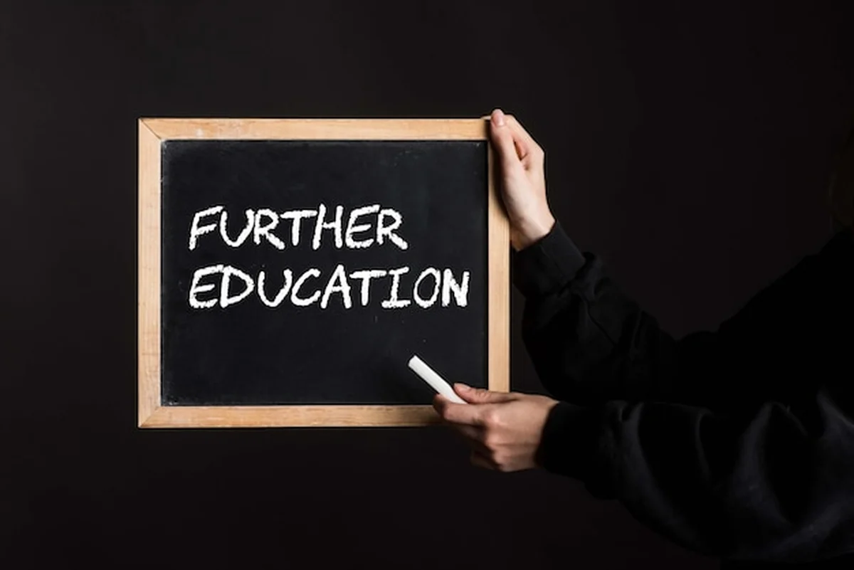 Edukacja dorosłych i uczenie się przez całe życie przekazywanie wiedzy i studiowanie