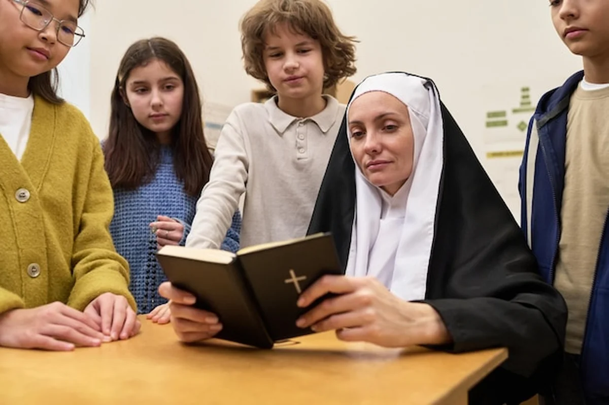 Zakonnica czyta Biblię dzieciom różnych ras