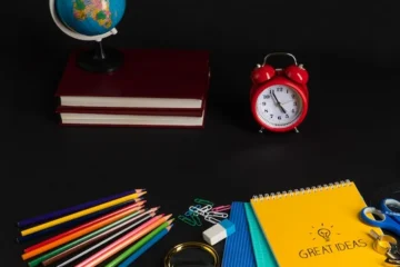 Kolorowa kolekcja przyborów szkolnych na czarnym tle