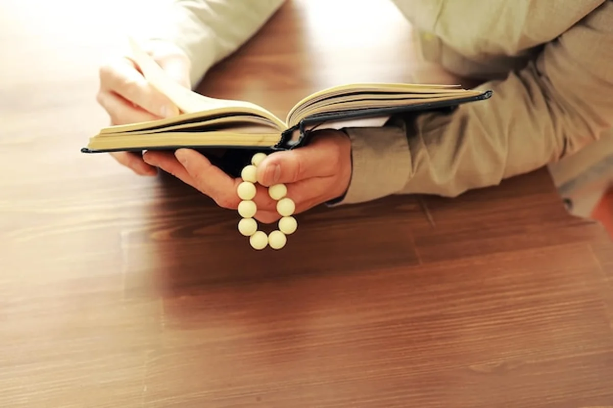 Człowiek czytający Biblię lub Koran w książce