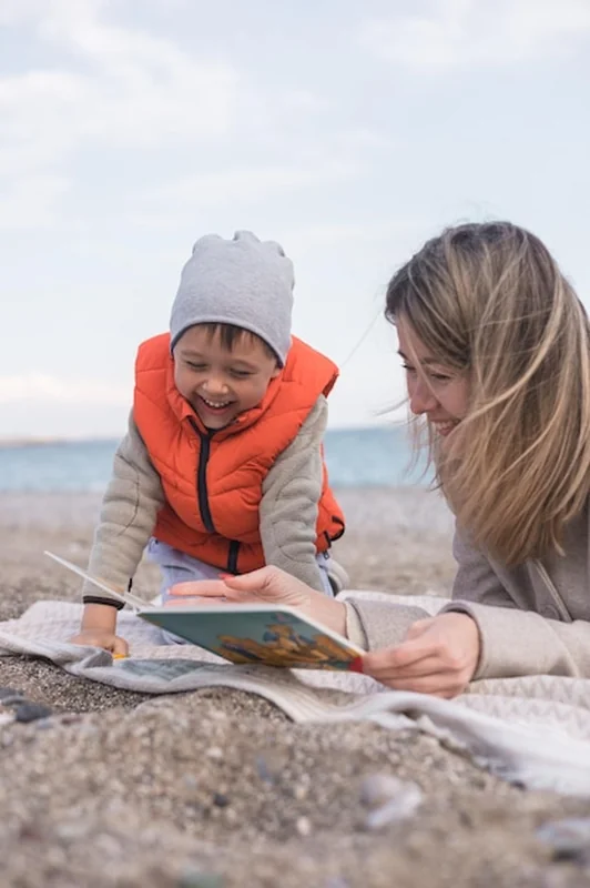 Matka i syn na plaży budują wspomnienia podczas zimowego dnia