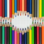 Kolorowe kredki tworzą ramkę