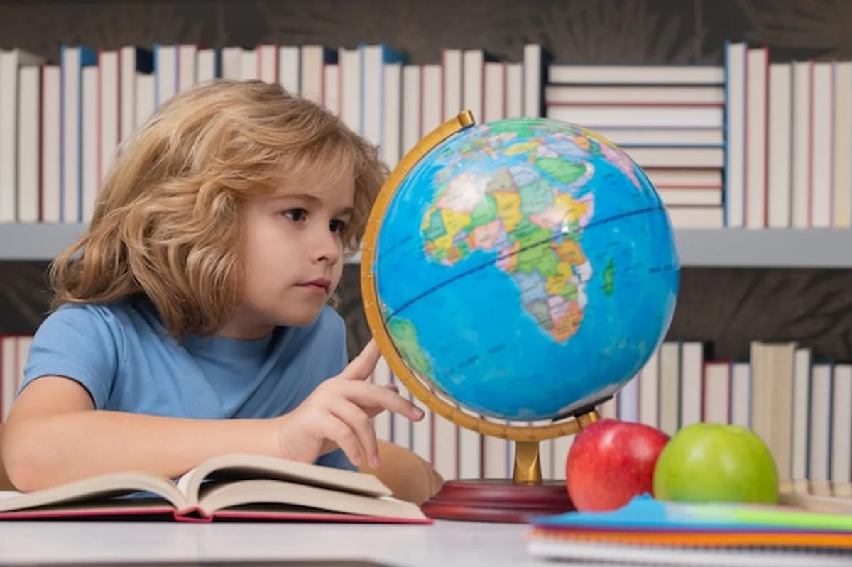 Portret chłopca w szkole z plecakiem