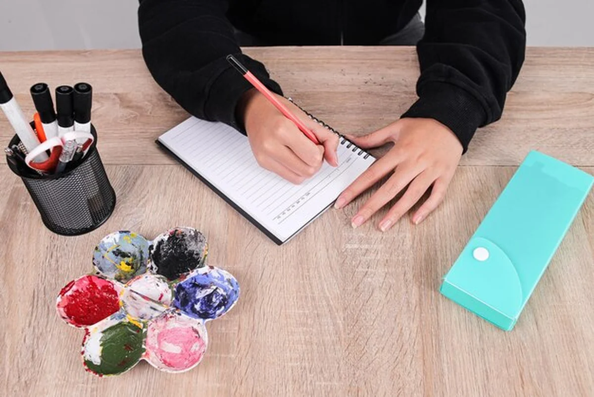 Artysta rysujący pomysły z jasnymi farbami i kolorowymi ołówkami