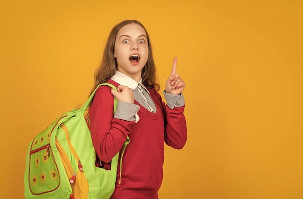 Powrót do koncepcji szkolnego dnia wiedzy o edukacji dziecka na żółtym tle 1 września