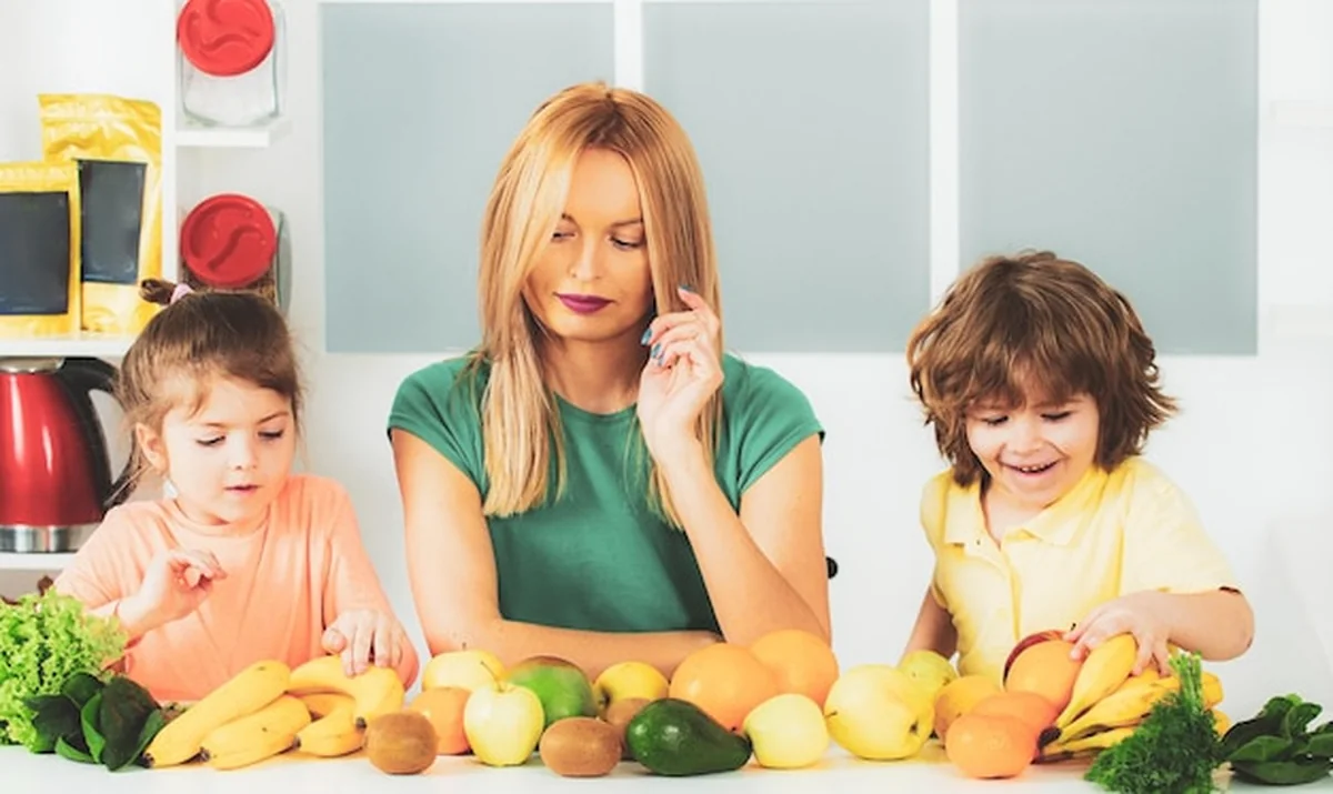 Rodzina przygotowuje warzywa w kuchni