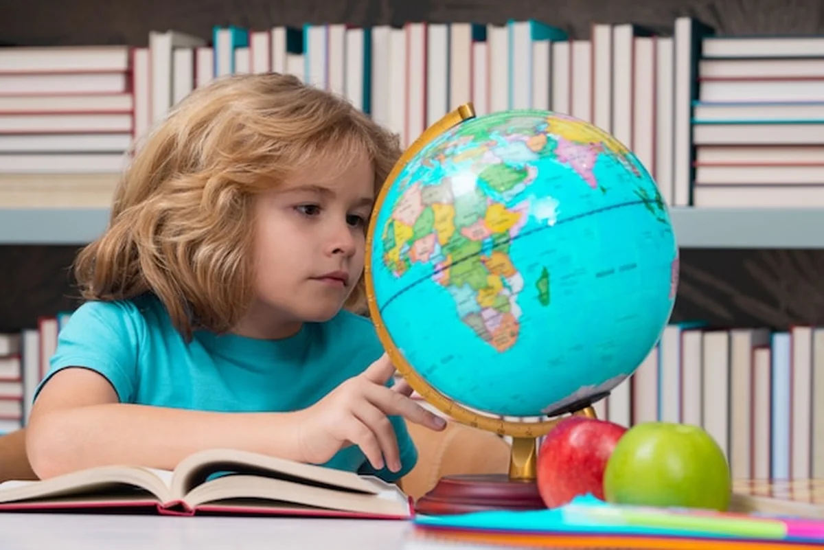 Dziecko w szkole czytające książkę