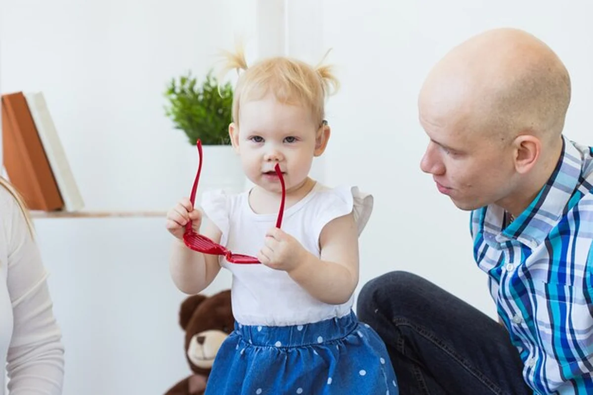 Dziewczynka nosi aparat słuchowy