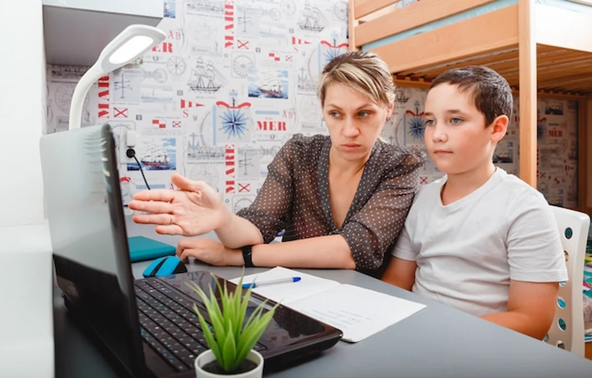 Matka pomaga synowi w odrabianiu lekcji