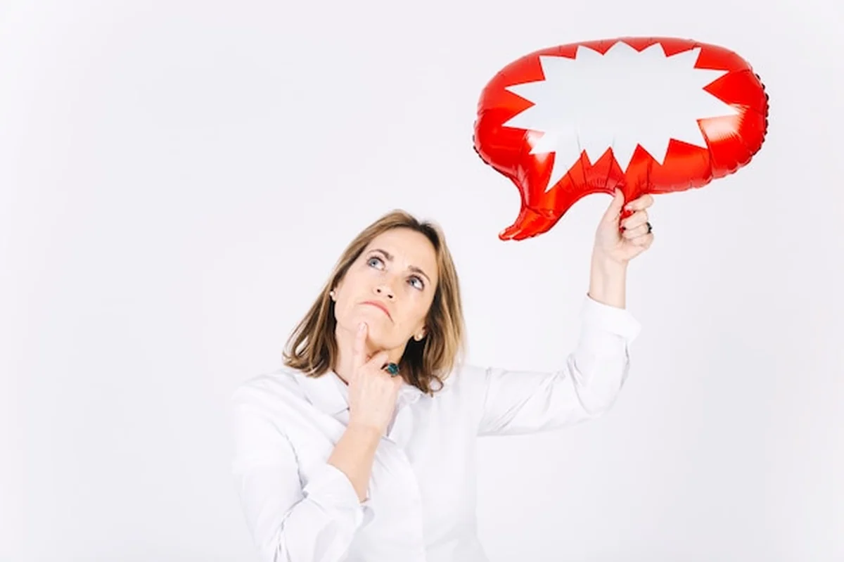 Rozważna kobieta z mową w dłoni