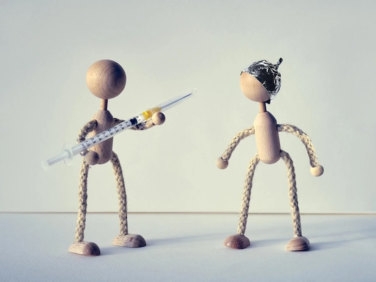 Drewniane zabawkowe figurki medyka ze strzykawką i antyseptyczną koroną