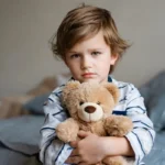 Smutny chłopiec z pluszowym