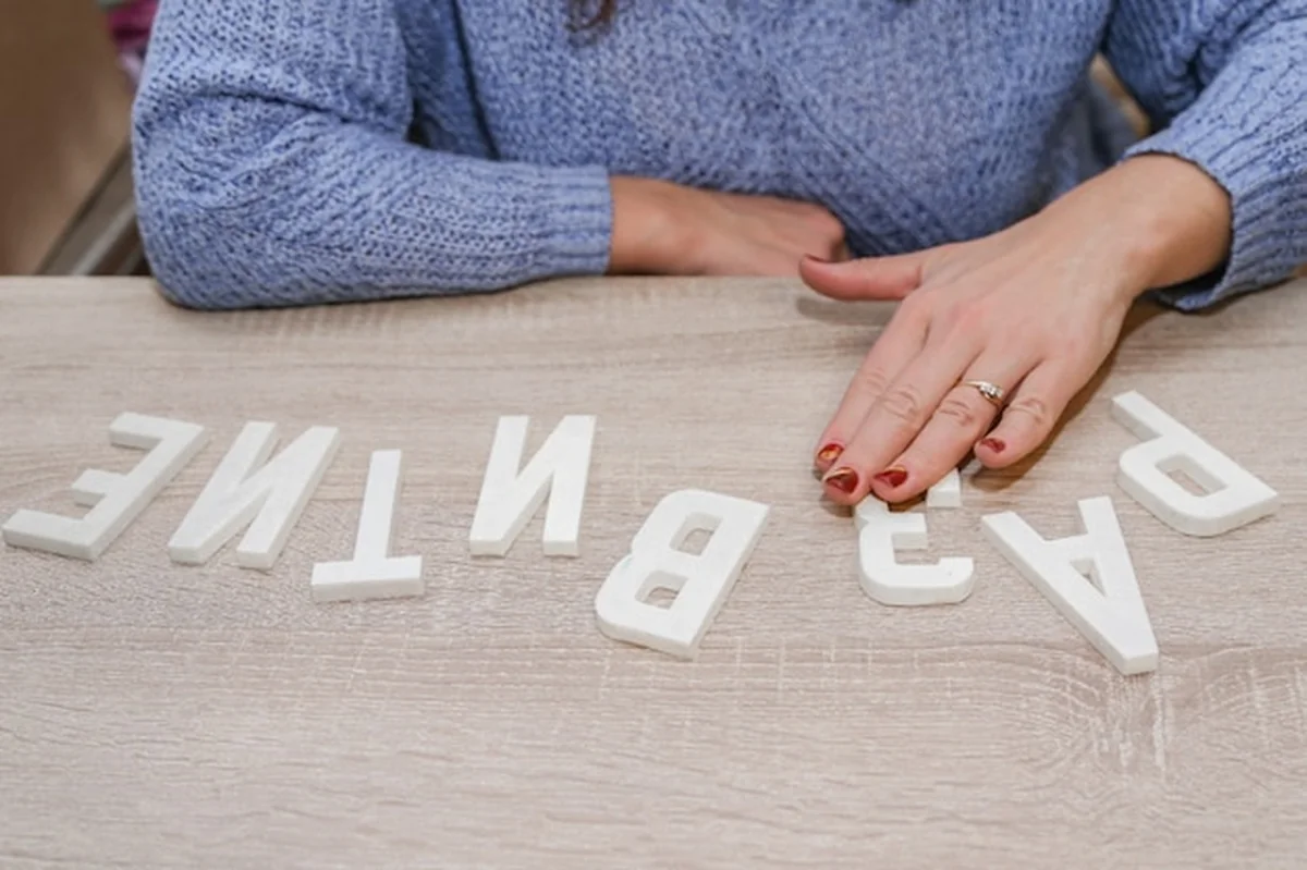 Rozwój słowa na stole przez kobiecą rękę