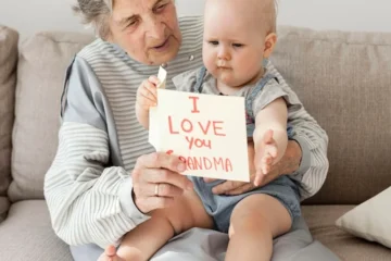 Babcia trzyma wnuka w domu